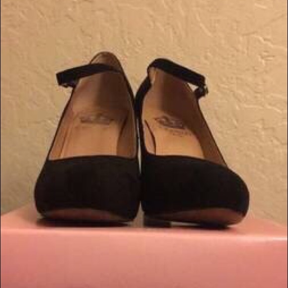 Black Strapped Pump Heels Size 7 - Picture 3 of 5